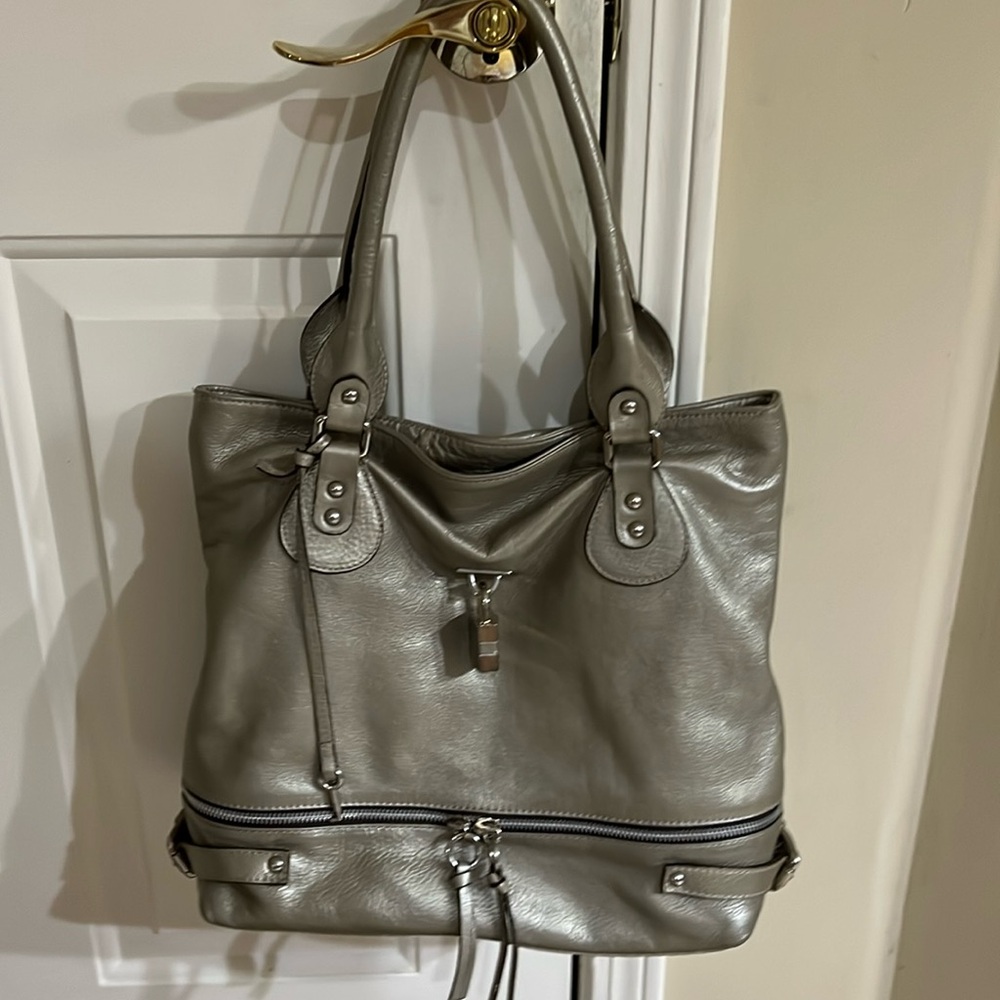 Laura Di Maggio handbag designer Cianni Notaro.  Pewter/silver color handbag.